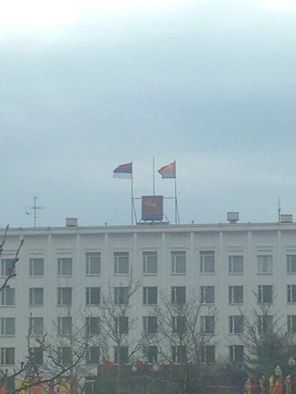 Вот такой флаг был вывешен над зданием администрации и Думы в Магадане